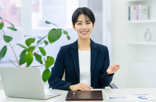 『こんなときどうしよう』という依頼者の悩みに寄り添う女性行政書士の図